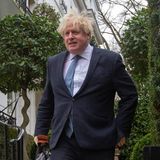 Boris Johnson steht mit verwuschelten Haaren vor seinem Haus