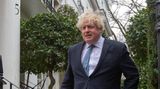 Boris Johnson steht mit verwuschelten Haaren vor seinem Haus