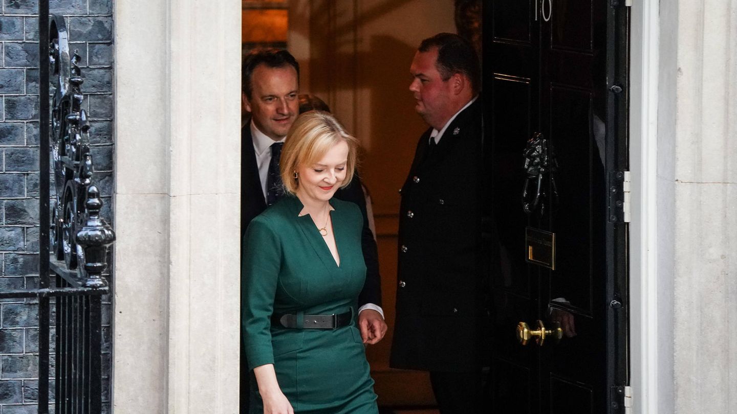 Liz Truss verlässt Downing Street 10, kurz vor ihrem Rücktritt vor der Presse