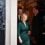 Liz Truss verlässt Downing Street 10, kurz vor ihrem Rücktritt vor der Presse