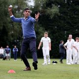 Rishi Sunak wirft bei einem Wahlkampfauftritt einen Ball