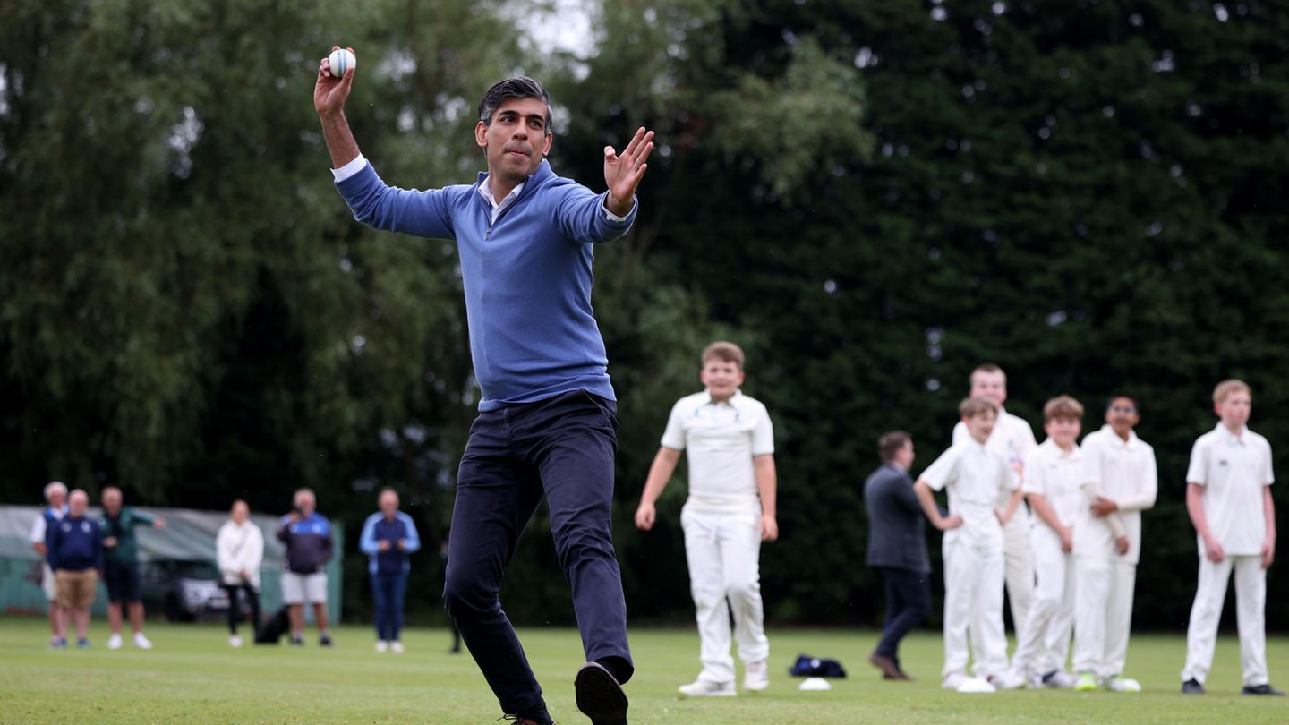 Rishi Sunak wirft bei einem Wahlkampfauftritt einen Ball