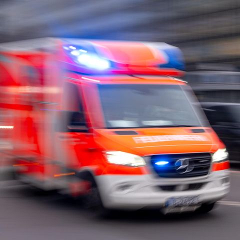 Ein Rettungswagen der Feuerwehr fährt mit Blaulicht zum Einsatz