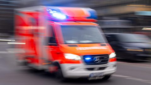 Ein Rettungswagen der Feuerwehr fährt mit Blaulicht zum Einsatz