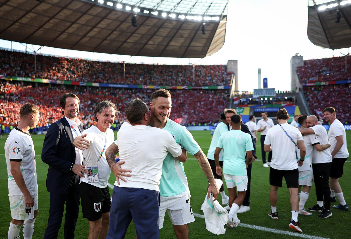 Marko Arnautovic von Österreich und Ralf Rangnick, Cheftrainer von Österreich, feiern während der UEFA EURO 2024