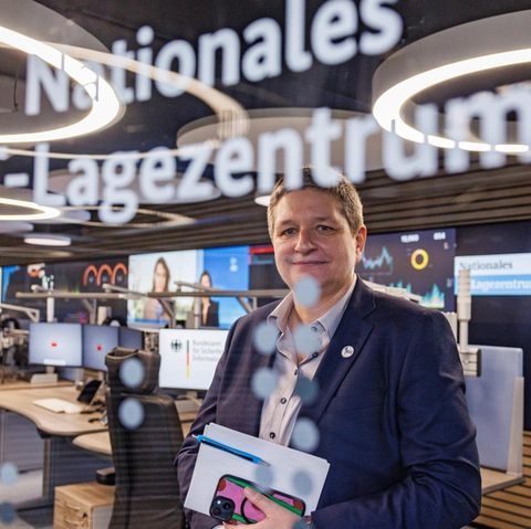 Enkeltrick, Hackerangriffe und Fake News sind ihr Gebiet: Expertin Claudia Plattner durch eine Scheibe fotografiert