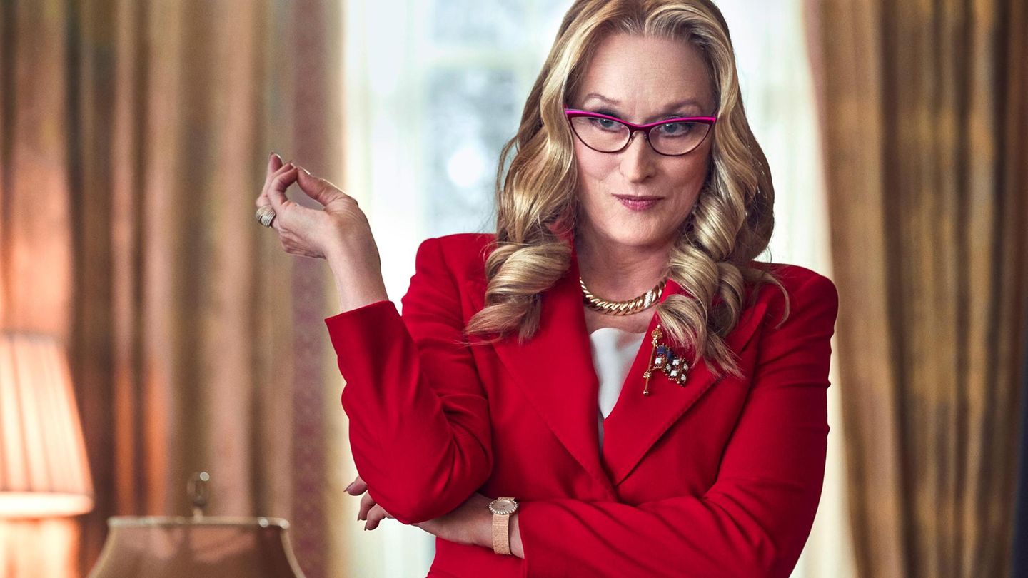 Meryl Streep 2021 in "Don’t look up", eingekleidet von Giorgio Armani in Kostüm und Brille