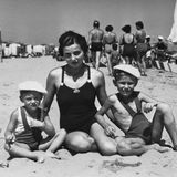 Schwarz-weiß Foto am Strand von Giorgio Armani, seiner Mutter und seinem Bruder