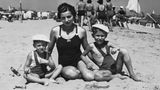 Schwarz-weiß Foto am Strand von Giorgio Armani, seiner Mutter und seinem Bruder