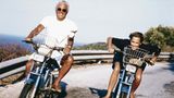 Mit der Schauspielerin Lauren Hutton ist Armani seit Jahren befreundet. Hier unternimmt er 1992 eine Mopedtour mit ihr