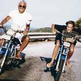 Mit der Schauspielerin Lauren Hutton ist Armani seit Jahren befreundet. Hier unternimmt er 1992 eine Mopedtour mit ihr