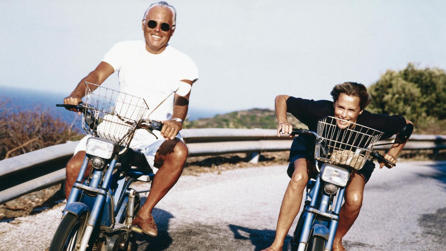 Mit der Schauspielerin Lauren Hutton ist Armani seit Jahren befreundet. Hier unternimmt er 1992 eine Mopedtour mit ihr