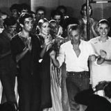 Giorgio Armani bei einer Modenschau. Junge Menschen um ihn klatschen