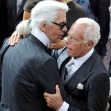 Karl Lagerfeld und Giorgio Armani:  Zwei Männer, die sich umarmen