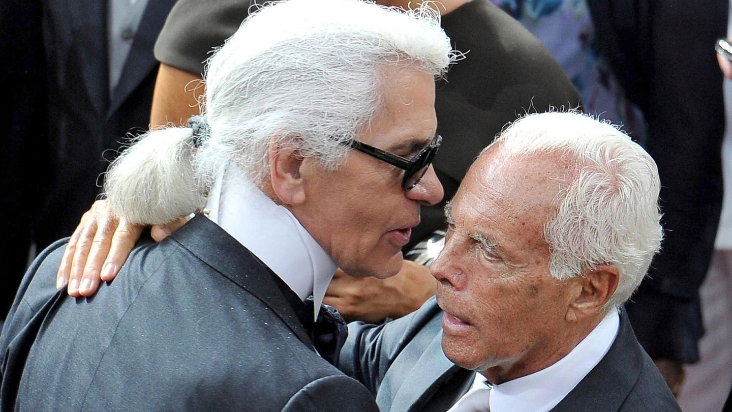 Karl Lagerfeld und Giorgio Armani:  Zwei Männer, die sich umarmen