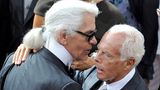 Karl Lagerfeld und Giorgio Armani:  Zwei Männer, die sich umarmen