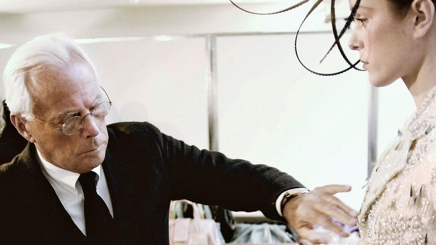 Giorgio Armani überprüft, ob der Schnitt sitzt