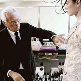 Giorgio Armani überprüft, ob der Schnitt sitzt