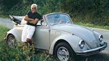 Giorgio Armani vor seinem VW Käfer