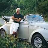 Giorgio Armani vor seinem VW Käfer