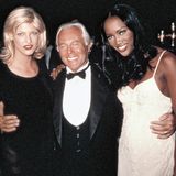 Giorgio Armani mit drei Models