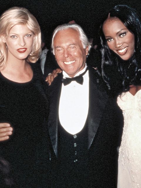 Giorgio Armani mit drei Models