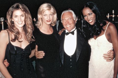 Giorgio Armani mit drei Models Giorgio Armani mit drei Models