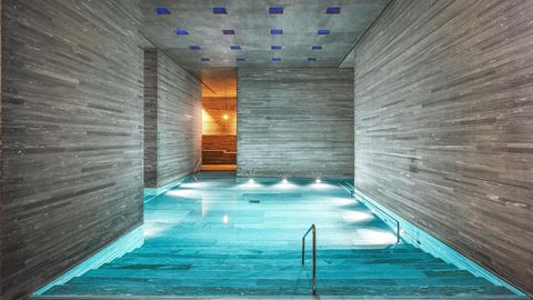 Innenansicht der Therme Vals auf einen Pool