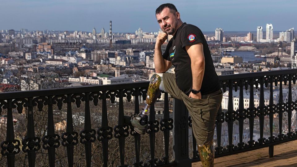 Artem Moroz posiert auf einem Aussichtspunkt in Kiew, Ukraine