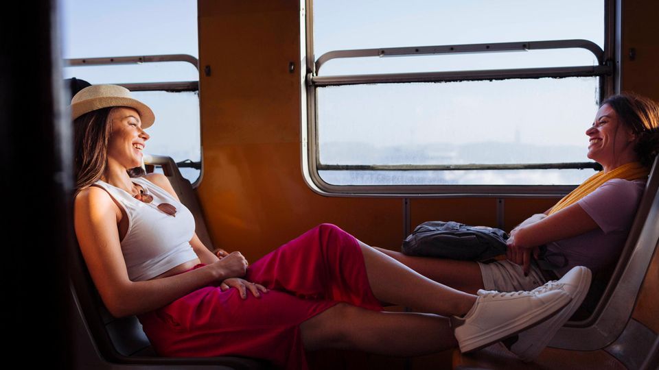 Egal, ob mit dem Zug oder im Auto: Mit einer Freundin verreisen kann zu einer Belastungsprobe für die Freundschaft werden