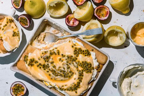 Ein Zitronen-Tiramisu mit Passionsfrucht angerichtet