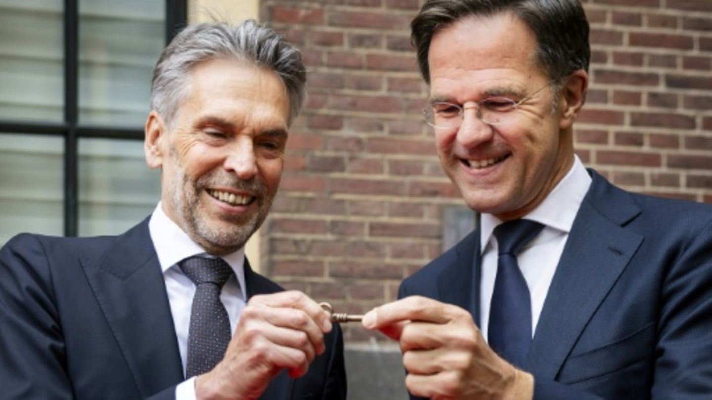 De rechtse regering wordt beëdigd, onder leiding van het voormalige hoofd van de inlichtingendienst in Nederland