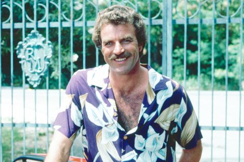 Als Privatdetektiv Thomas Sullivan Magnum wurde der Schauspieler Tom Selleck international bekannt. Sein charakteristischer Schnurrbart, die farbenfrohen Hawaii-Hemden und das dichte Brusthaar ließ in den 80er Jahren viele schwach werden.