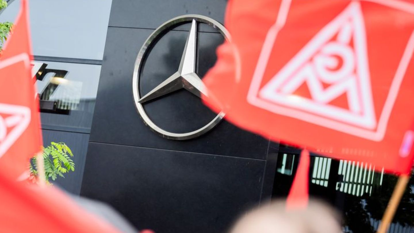 Autobranche: Tausende protestieren gegen Verkauf von Mercedes-Autohäusern
