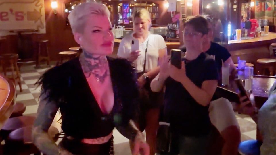 Zu krank für Gerichtstermin? Ballermann-Video mit Melanie Müller wirft Fragen auf