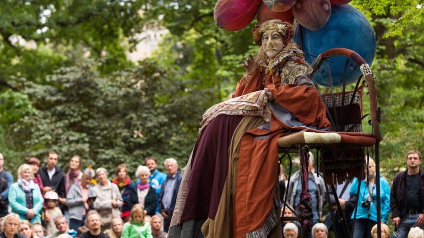 Theater in der Stadt: Straßenkünstler spielen in Görlitz