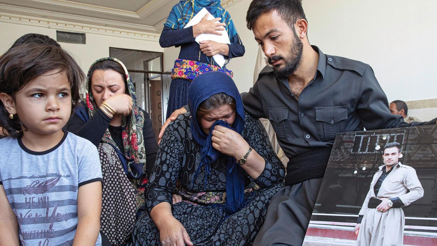 Fachers Familie im Iran beim Trauern