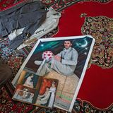 Bilder und Besitztümer von Mohammad liegen verteilt auf dem Boden