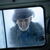 Alter Iraner guckt durch ein Fenster rein