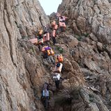 Schmuggler beim Anstieg einer Felswand im Grenzgebiet Iran Irak