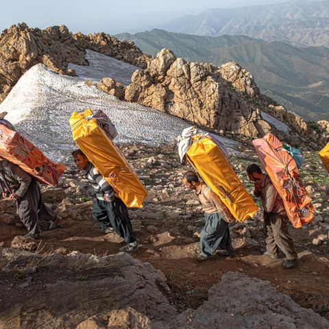 Schmuggel zwischen Irak und Iran im Kurdengebiet der beiden Länder mit menschlichen "Mulis"