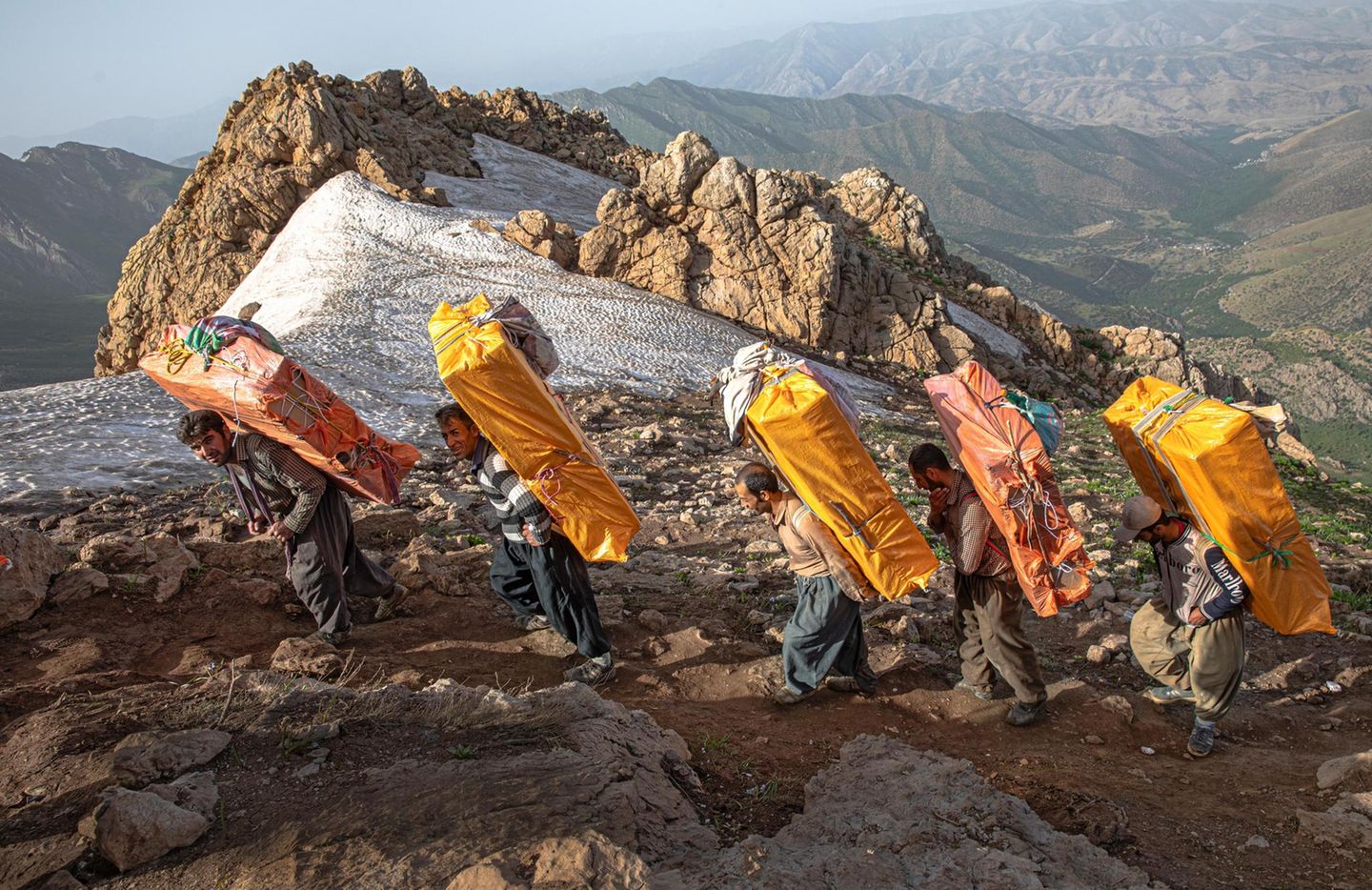 Schmuggel zwischen Irak und Iran im Kurdengebiet der beiden Länder mit menschlichen "Mulis" Schmuggel zwischen Irak und Iran im Kurdengebiet der beiden Länder mit menschlichen "Mulis"