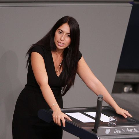 Melis Sekmen hält eine Rede im Bundestag