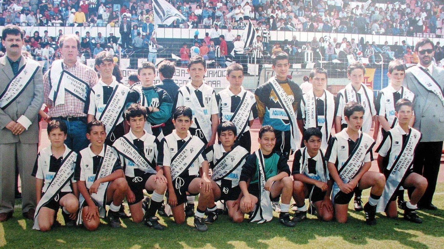 Das Team seiner Heimatstadt, Nacional Funchal, war Ronaldos (hinten, Fünfter von links) zweite Station als Jugendspieler – dorthin wechselte er von CF Andorinha und wurde gleich in seiner ersten Saison 1995/96 Jugendmeister