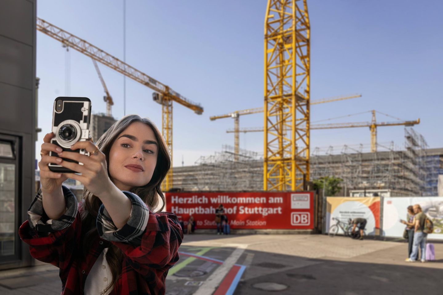 Collage: Emily steht vor der Baustelle des Stuttgarter Hauptbahnhofes