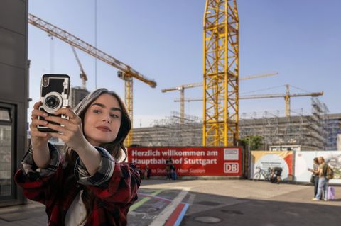 Collage: Emily steht vor der Baustelle des Stuttgarter Hauptbahnhofes