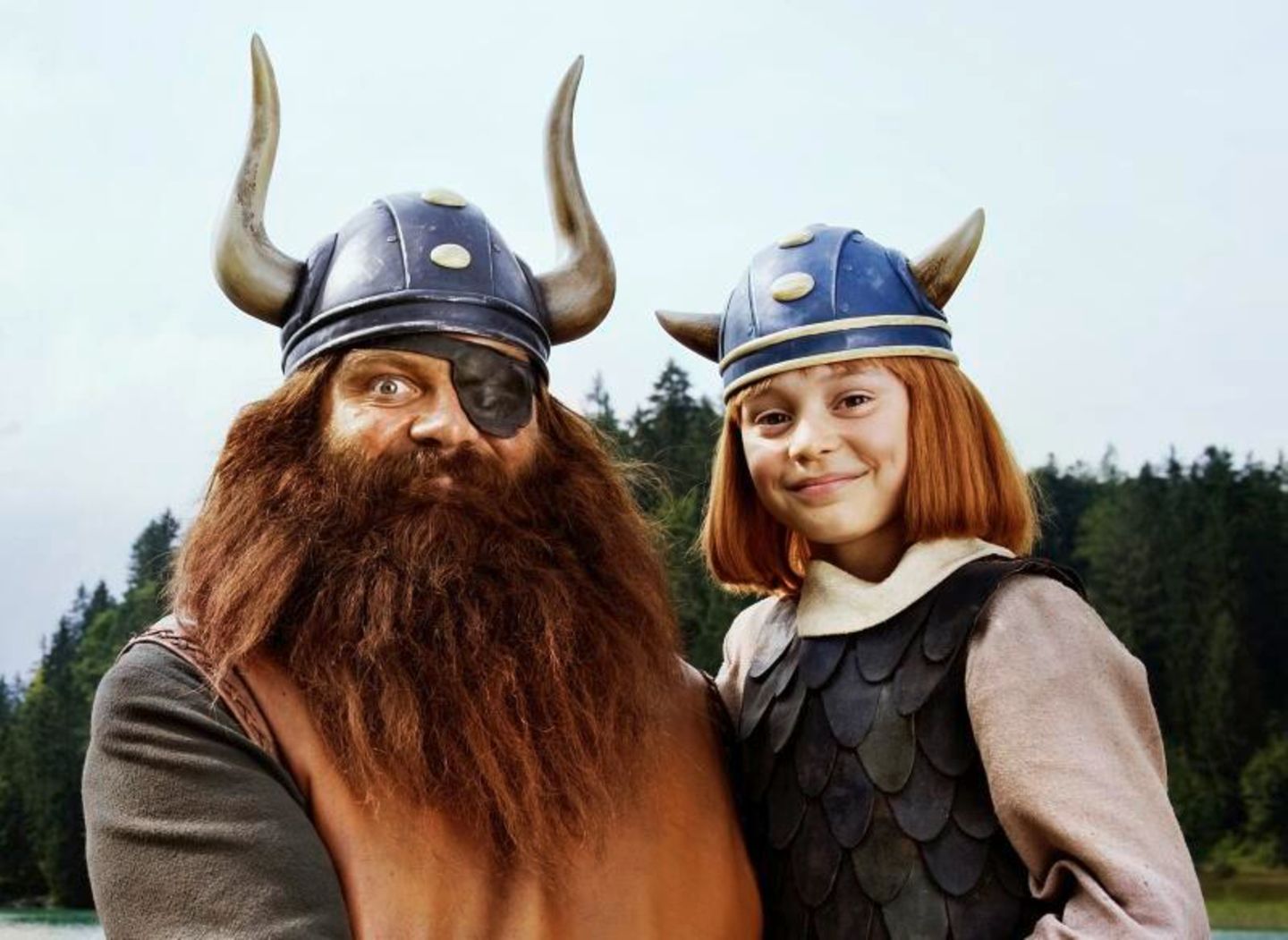 Jonas Hämmerle als "Wickie". Ein Kind trägt einen Helm mit Hörnern und lächelt