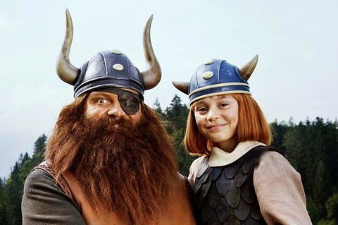 Jonas Hämmerle als "Wickie". Ein Kind trägt einen Helm mit Hörnern und lächelt