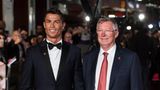 Die treibende Kraft hinter dem Wechsel Ronaldos nach Manchester war Uniteds damaliger Trainer Sir Alex Ferguson. Die beiden haben auch heute noch eine besondere Beziehung – was auch daran liegt, dass Ferguson für seinen Spieler da war, als dessen Vater im Sterben lag