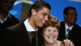 2008 gewann er erstmals den Ballon d'Or, die Auszeichnung als bester Fußballer des Planeten und feierte das mit seiner Mutter Maria Dolores dos Santos Aveiro. Sein Vater José Diniz Aveiro war 2005 gestorben